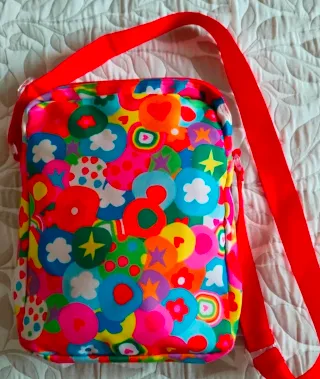 Bolso juvenil multicolor con correa roja