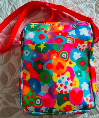 Bolso juvenil multicolor con correa roja