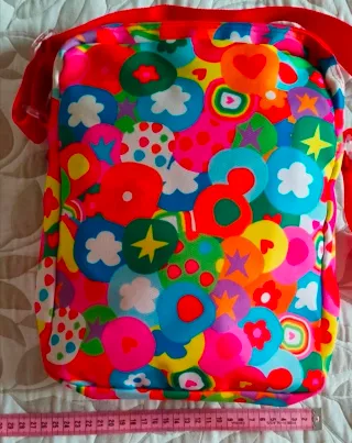 Bolso juvenil multicolor con correa roja