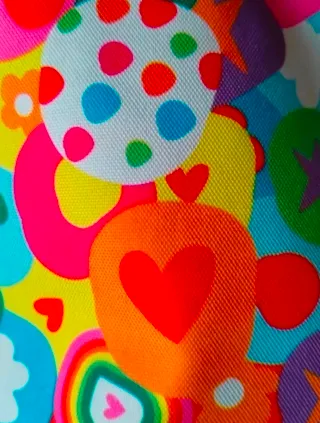 Bolso juvenil multicolor con correa roja