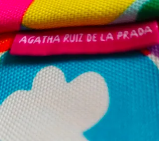 Bolso juvenil multicolor con correa roja