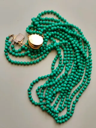 Collar vintage con piedras verdes y gran cierre