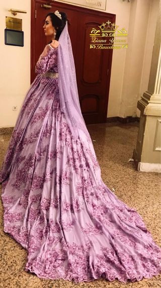 Vestido de novia lila con velo