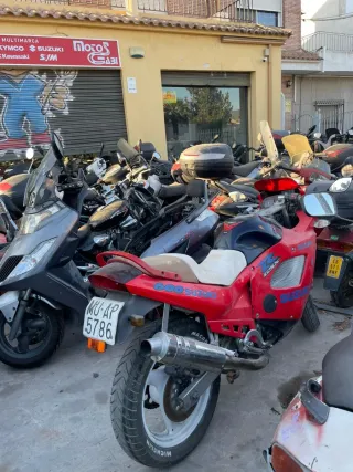 Suzuki GSX 600 Roja y Blanca