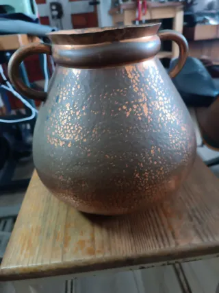 Jarrón antiguo de metal