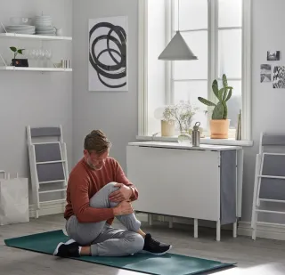 Mesa plegable blanca con almacenaje