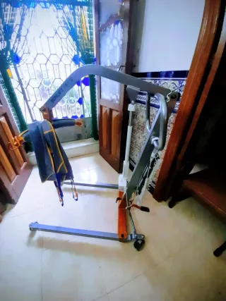 Grúa para impedidos con baterías y arnés