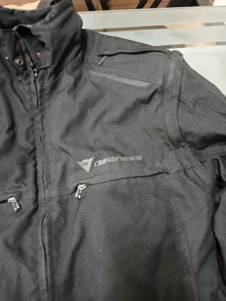 Chaqueta de moto Dainese negra con protecciones