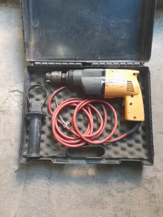 Taladradora con maletín y accesorios