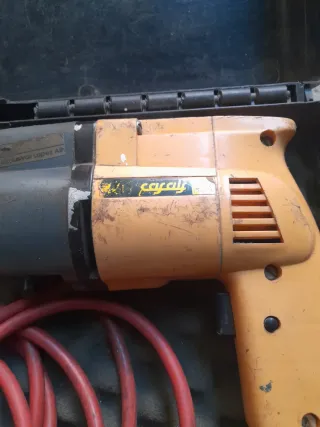 Taladradora con maletín y accesorios