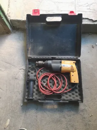Taladradora con maletín y accesorios