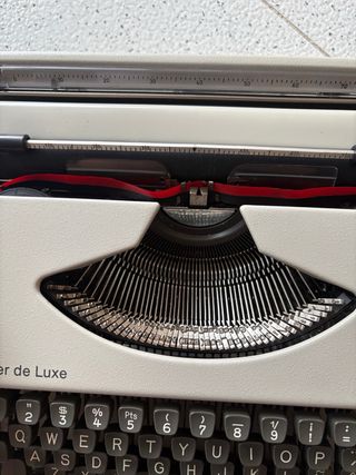 Máquina de escribir AEG Olympia Traveller de Luxe