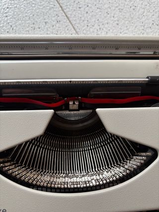 Máquina de escribir AEG Olympia Traveller de Luxe