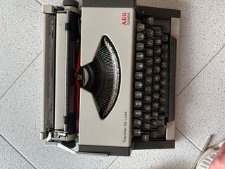 Máquina de escribir AEG Olympia Traveller de Luxe