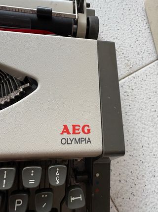 Máquina de escribir AEG Olympia Traveller de Luxe