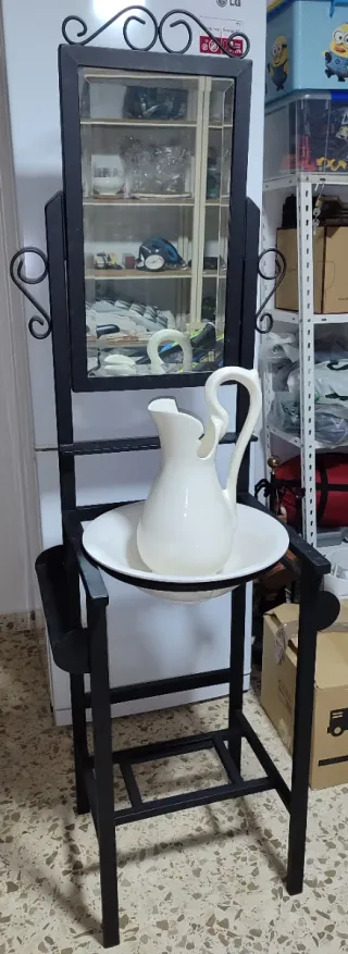 Lavabo antiguo de cerámica y metal