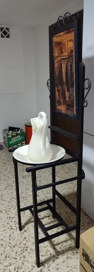 Lavabo antiguo de cerámica y metal