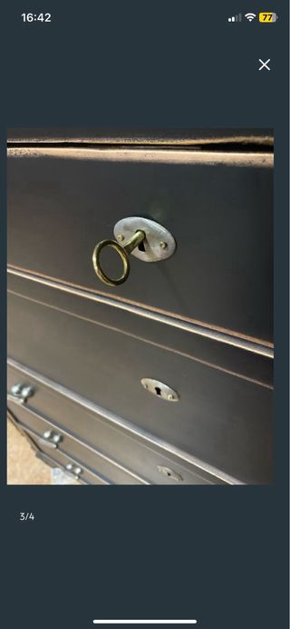 Cómoda de madera negra y marrón