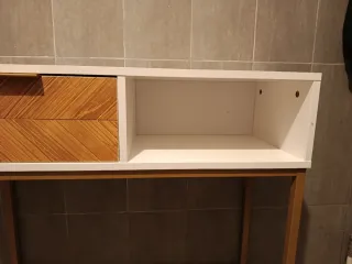 Mueble de entrada dorado y blanco