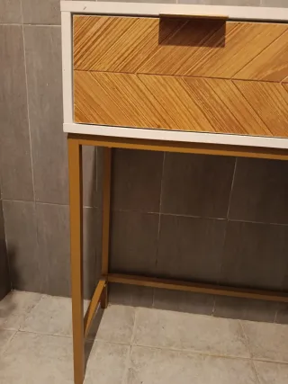 Mueble de entrada dorado y blanco