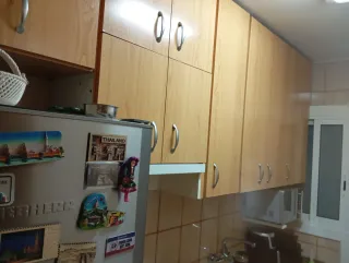 Cocina completa beige y marrón