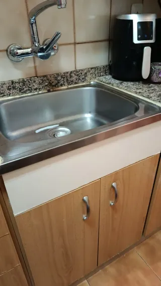 Cocina completa beige y marrón