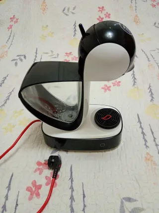 Cafetera de cápsulas negra y blanca