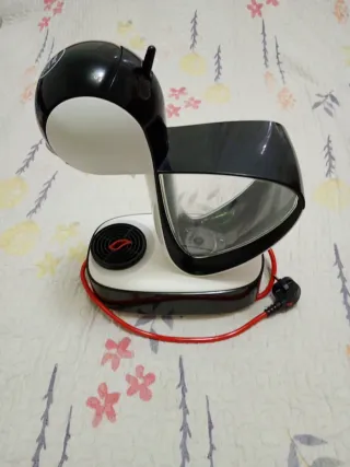 Cafetera de cápsulas negra y blanca