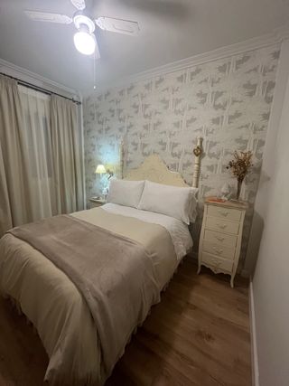 Cómoda de madera beige y blanca