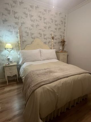 Cómoda de madera beige y blanca