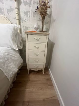 Cómoda de madera beige y blanca