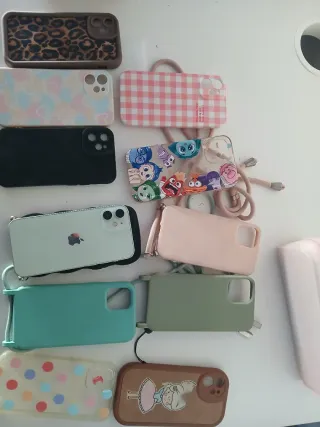 iPhone 12 mini e varie custodie