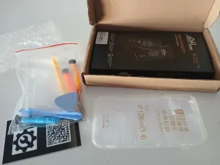 iPhone 12 mini e varie custodie