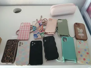 iPhone 12 mini e varie custodie