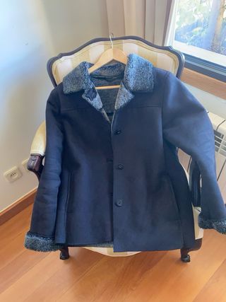 Casaco preto com detalhes em pelo