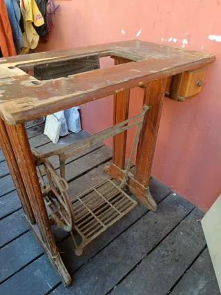 Mesa antigua para máquina de coser
