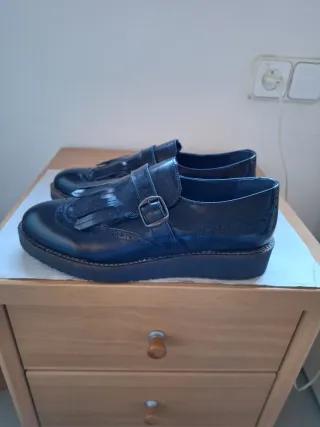 Zapatos de mujer negros con flecos