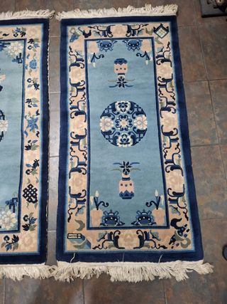 Tappeti azzurri e beige con frange