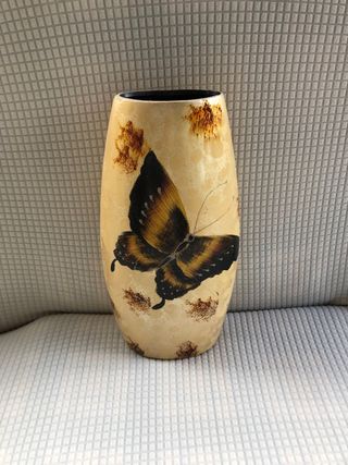 Vaso decorativo con farfalla