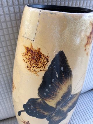 Vaso decorativo con farfalla