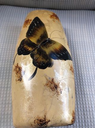 Vaso decorativo con farfalla