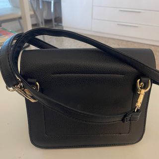 Bolso bandolera polipiel negro y dorado