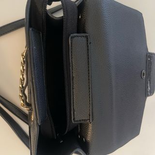 Bolso bandolera polipiel negro y dorado