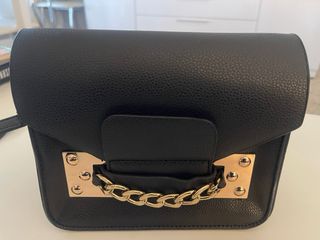 Bolso bandolera polipiel negro y dorado