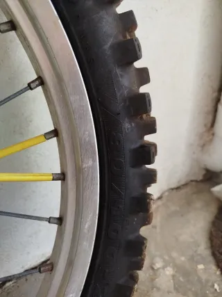 Rueda delantera moto con disco y neumático