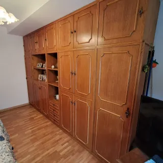 Armario de madera para habitación o salón