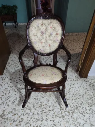 Mecedora antigua floral madera