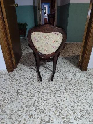 Mecedora antigua floral madera