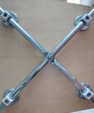 DOS sillas de madera y metal