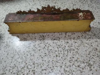 Estantería antigua dorada y roja